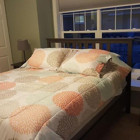 Modern And Pristine Condo -By The Gt Commons Травърс Сити Екстериор снимка