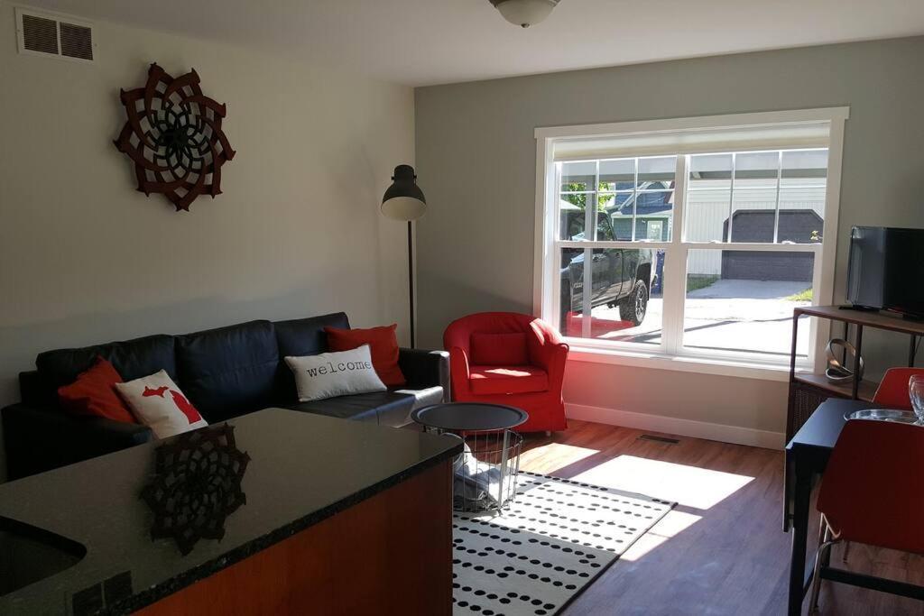 Modern And Pristine Condo -By The Gt Commons Травърс Сити Екстериор снимка