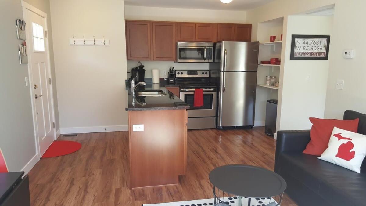 Modern And Pristine Condo -By The Gt Commons Травърс Сити Екстериор снимка