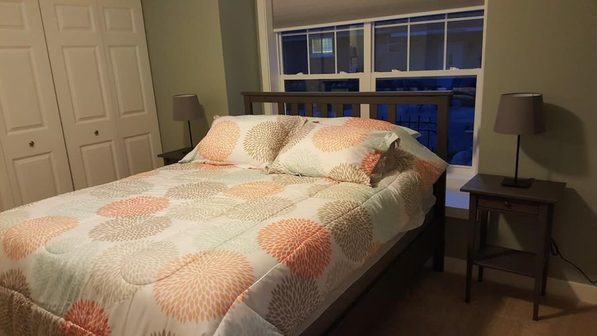 Modern And Pristine Condo -By The Gt Commons Травърс Сити Екстериор снимка