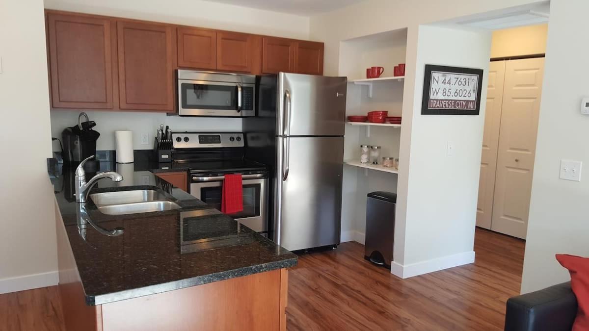 Modern And Pristine Condo -By The Gt Commons Травърс Сити Екстериор снимка